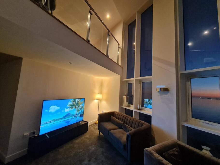 The Panoramic - The Finest Apartment In The City - By Tifa Stays Σουόνσι Εξωτερικό φωτογραφία