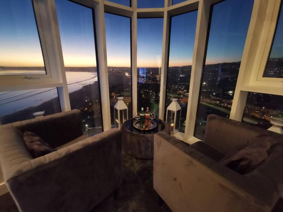 The Panoramic - The Finest Apartment In The City - By Tifa Stays Σουόνσι Εξωτερικό φωτογραφία